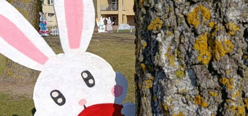 Meninė instaliacija kiemelyje „Spalvotų kiškučių fiesta“