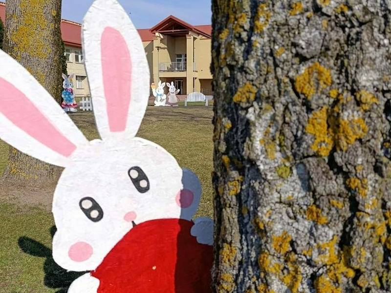 Meninė instaliacija kiemelyje „Spalvotų kiškučių fiesta“