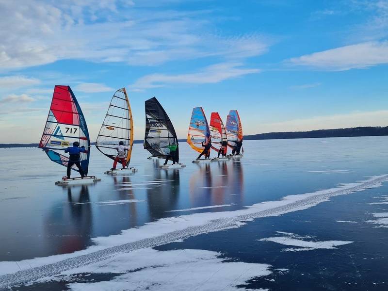 Соревнования по катанию на санях по льду и парапланеризму "ICE SWEAT"